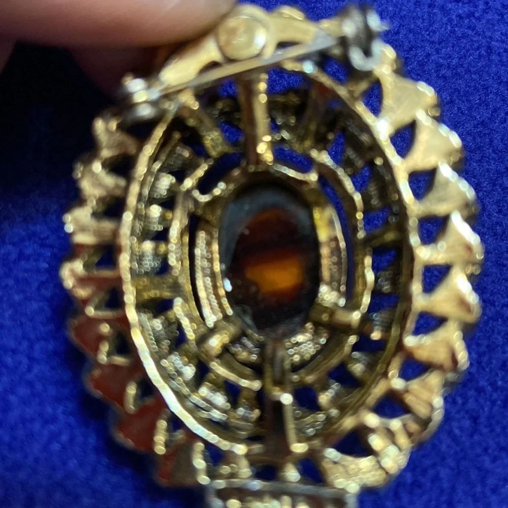 Vintage Women’s Cameo Brooch Antique Gold tone Rope Edging -Excellent Condition!